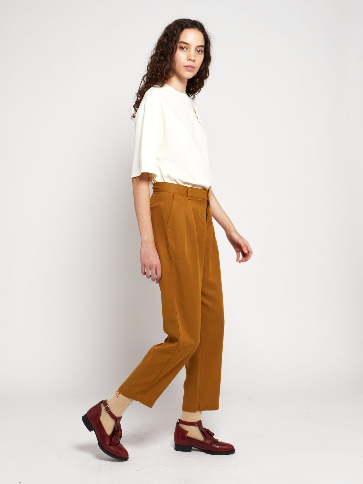 Bobo Choses WOMAN - Pleated carrot pants — styled lifestyle shot