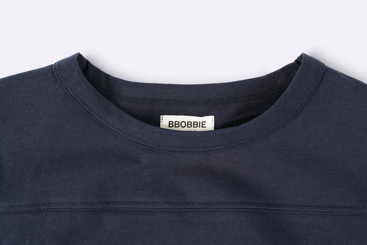 BBOBBIE - 07 Tee in Navy — close-up detail