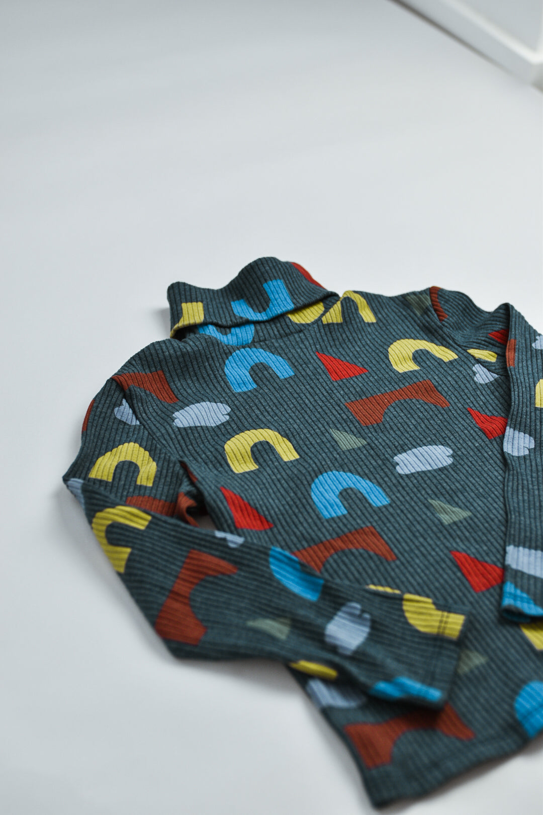 RE LOVED Bobo Choses Skivvy size 6-7 — front view flat lay