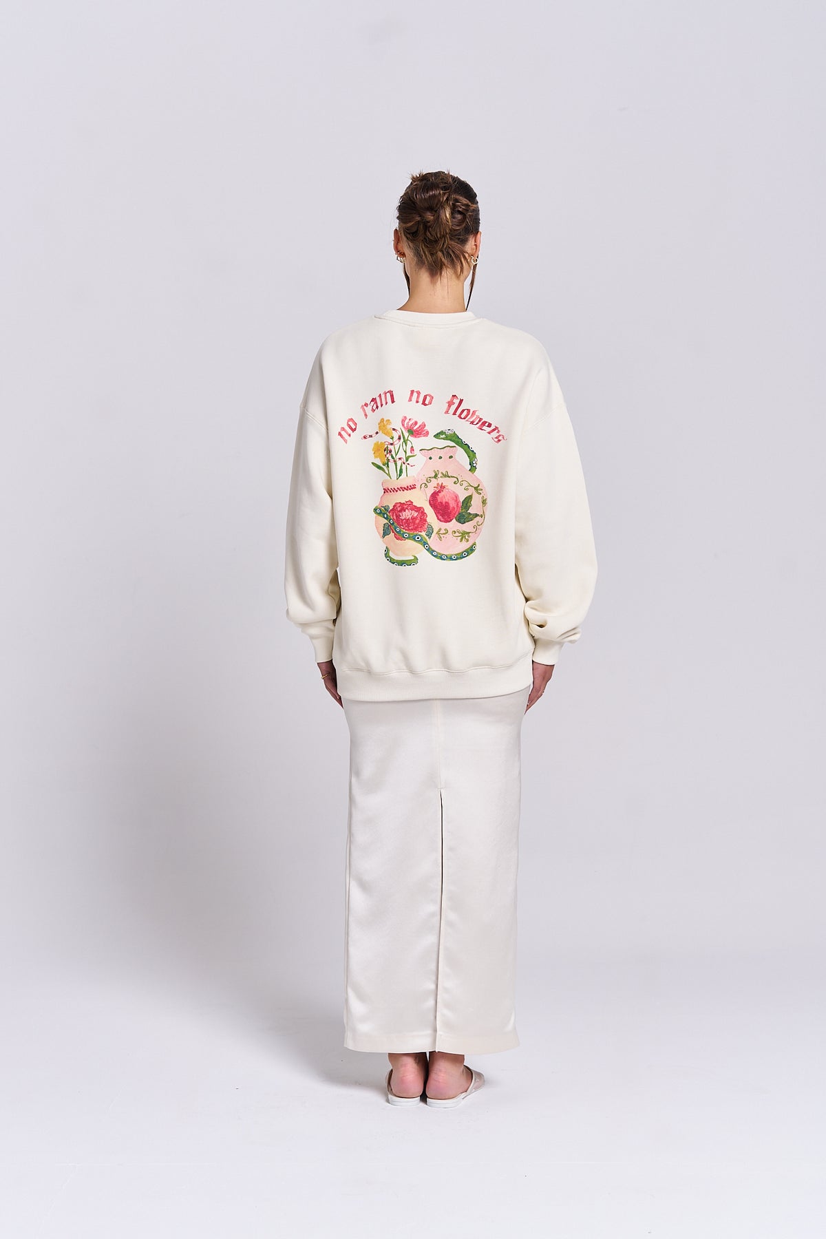 Maku Enchanted Crew ivory - model wearing lifestyle