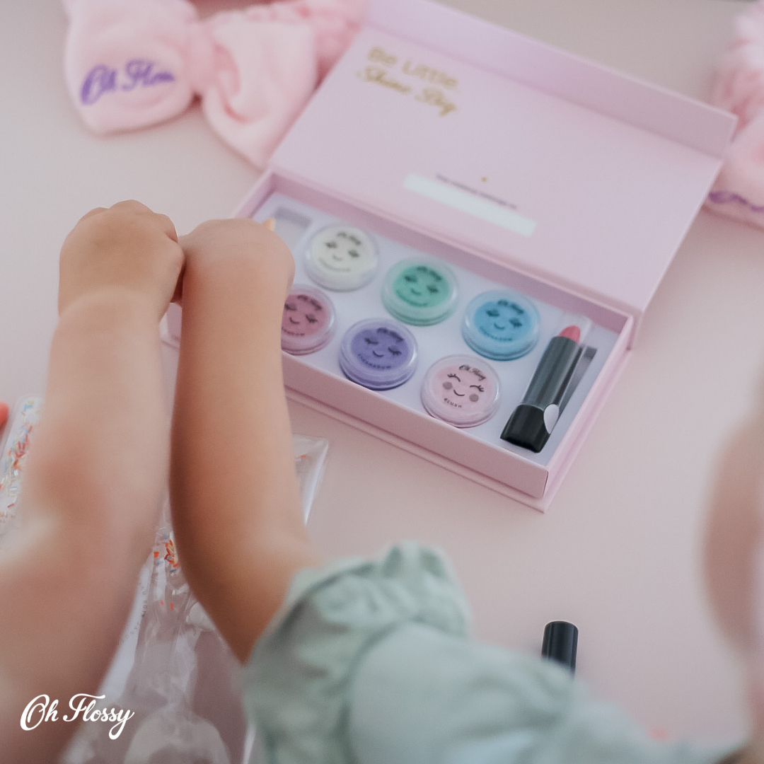 Oh Flossy Deluxe Makeup Set - child using makeup
