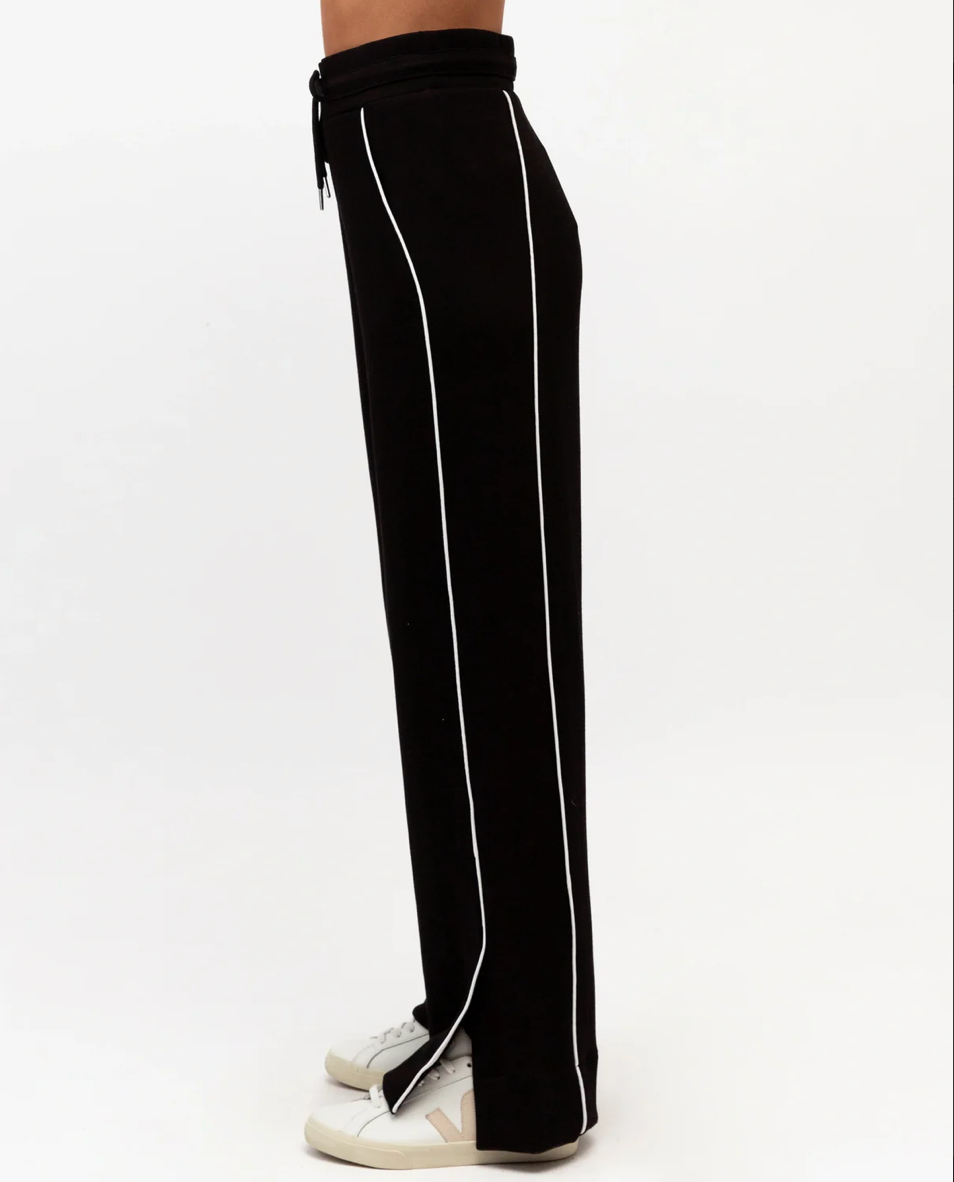 Label of Love Central Park Pant Navy - side view on model