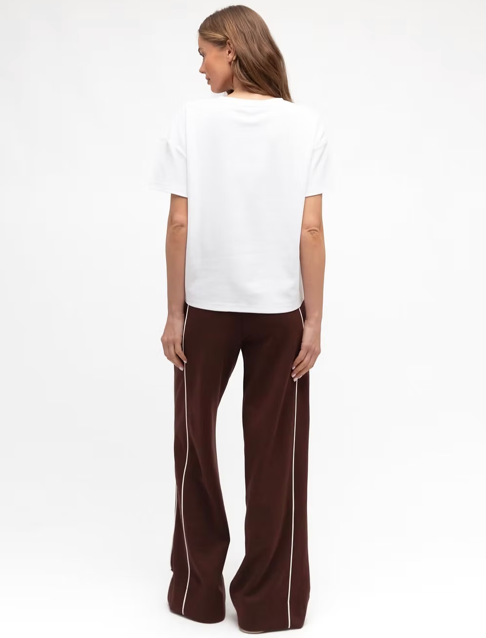 Label of Love Central Park Pant Chocolate - side view on model