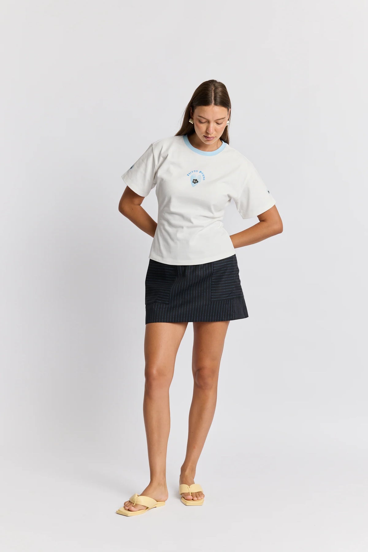 Maku Tutto Passa Fitted Tee - side view on model