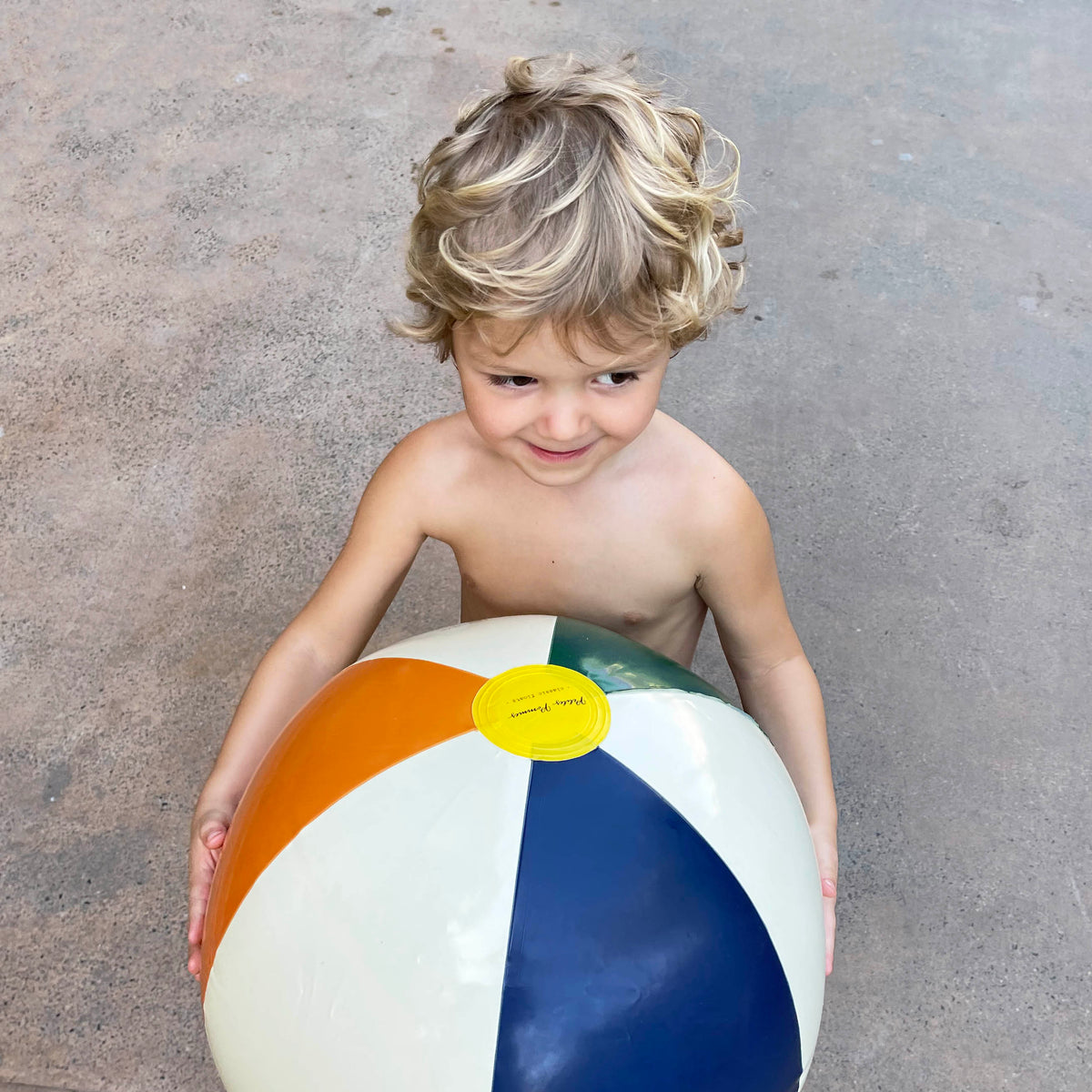 Petites Pommes - Otto Beach Ball - Retro — product detail shot