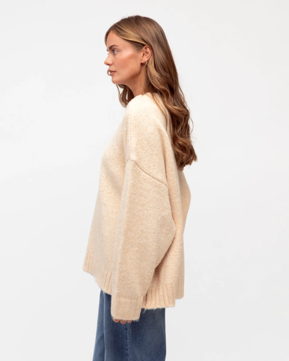 Label of Love Lena Jumper peachy silver - side view on model