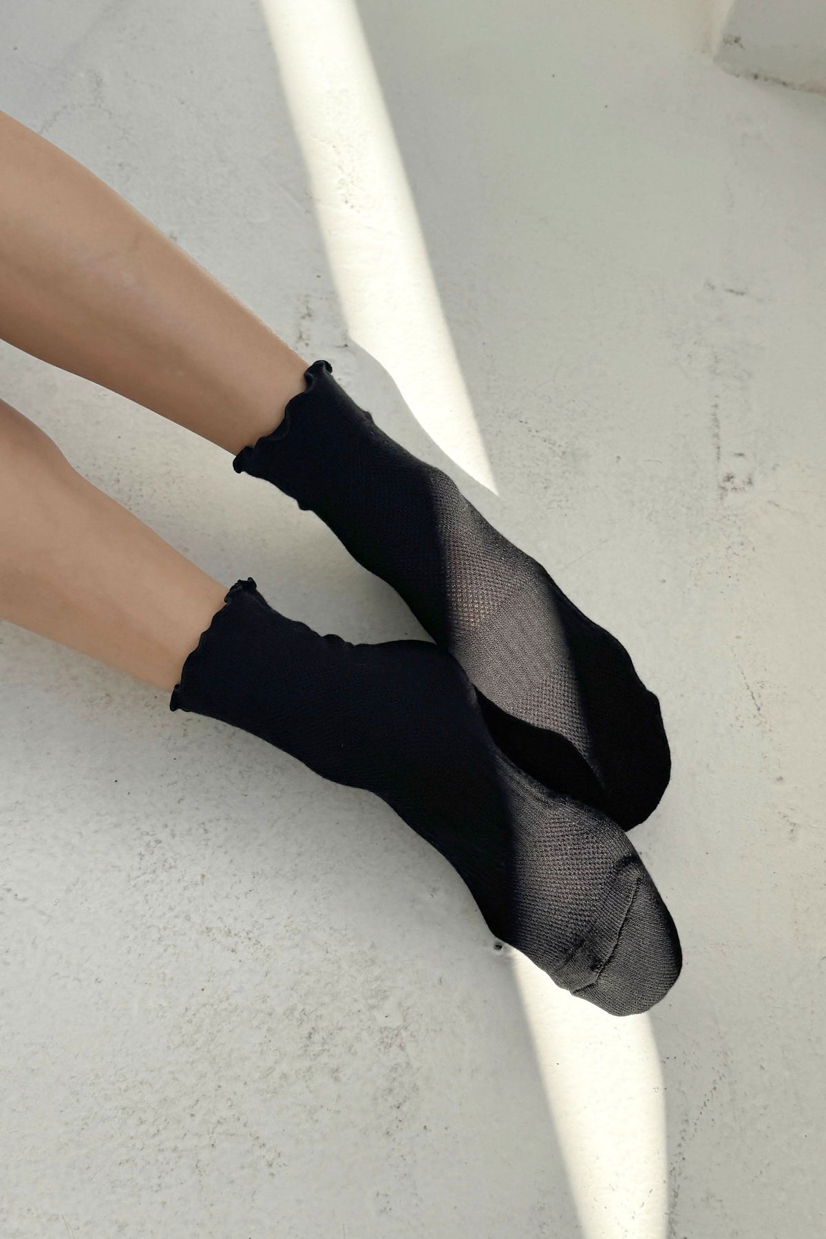 Le Bon Shoppe Ruffled Hugger socks black - ruffle cuff detail