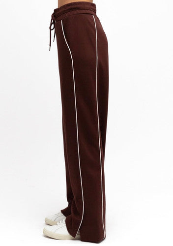 Label of Love Central Park Pant Chocolate - back view on model